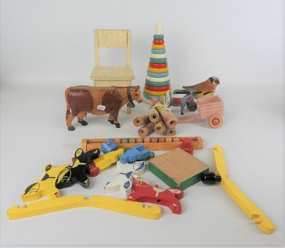 un tas de jouets en bois posé sur une surface blanche