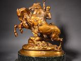 statue en bronze représentant un homme à cheval, posée sur un socle en marbre