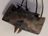 un sac en bois suspendu à une corde au mur