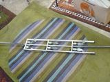 une photo d'une table sur laquelle sont posés tout un tas d'outils