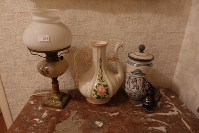 trois vases et une lampe posés sur une table