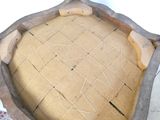 une chaise en bois dans laquelle sont enfoncées quelques épingles