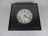 une horloge noire dont le cadran est orné de chiffres romains