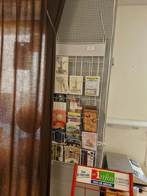une chaise dans un coin d'une pièce, recouverte d'un rideau