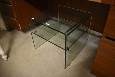 une table en verre posée à même le sol