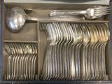 un lot de cuillères en argent et de cuillères dans une boîte