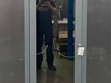 un homme se prenant en photo dans un miroir