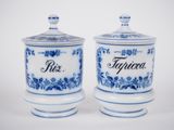 une paire de pots en céramique bleus et blancs sur lesquels est inscrit le mot « trufce »