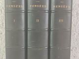 trois livres sont alignés sur une table