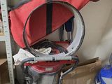 un sac rouge posé sur un aspirateur