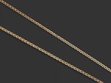 une chaîne en or avec un pendentif en forme de cœur