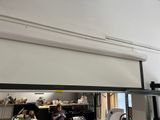 un homme debout devant un miroir dans une pièce