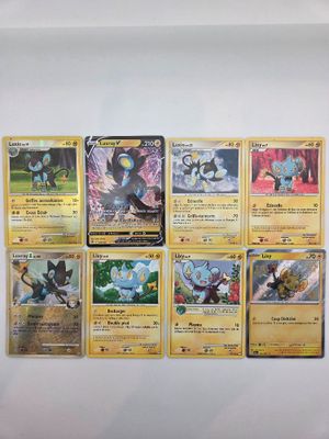 il y a beaucoup de cartes Pokémon accrochées au mur dans la pièce