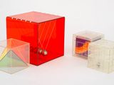 trois cubes posés les uns à côté des autres sur une table