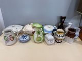 de nombreux types de vaisselle sur la table