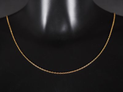 un collier à chaîne en or sur un mannequin mannequin mannequin mannequin mannequin mannequin mannequin mannequin mannequin mannequin