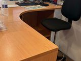 l'image d'un bureau sur lequel se trouve un ordinateur