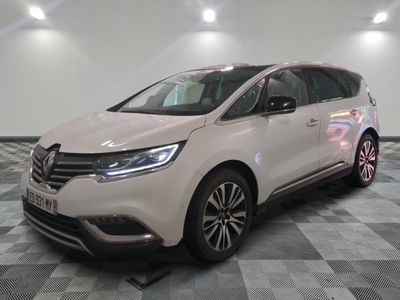 la voiture blanche est garée sur un carrelage à carreaux