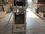 une échelle métallique posée au milieu d'une pièce