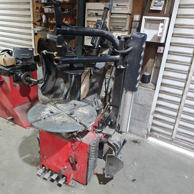 an image of a machine that is sitting in a garage