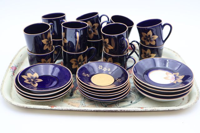 14 tasses en porcelaine bleu de four décor de fleurs et filet or ...