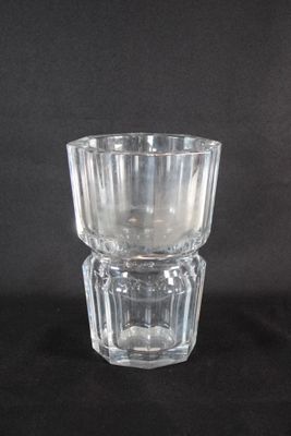 un verre en verre transparent posé sur une table noire