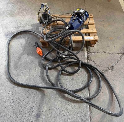 a bunch of wires that are laying on a pallet