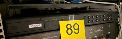 beaucoup d'appareils électroniques sur les rayons du magasin