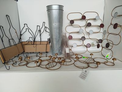 un présentoir de bouteilles de vin et de verres sur une étagère