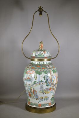 l'image d'une lampe posée sur une table