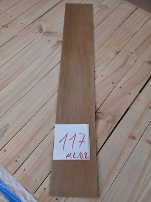 un morceau de bois posé sur une table en bois