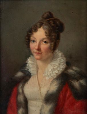 portrait d'une femme vêtue d'un manteau rouge et d'une robe blanche à col de fourrure