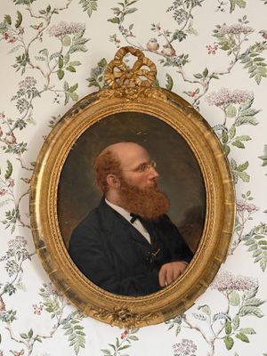 un tableau représentant un homme barbu dans un cadre en or