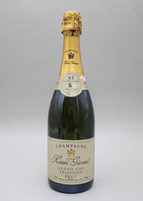 une bouteille de champagne sur fond blanc