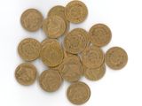 une pile de vieilles pièces de monnaie sur une surface blanche