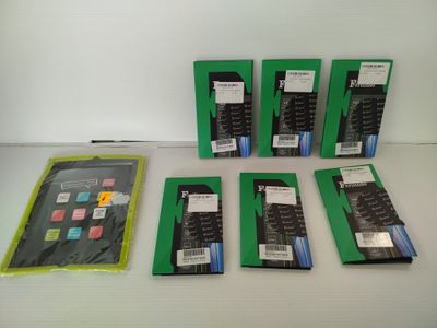 six téléphones portables différents dans le paquet posé sur la table