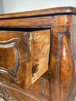Commode en noyer galbée en toutes faces, ouvrant à deux tiro… (photo 2)