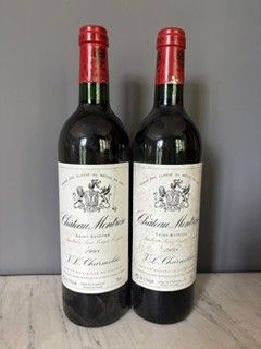 deux bouteilles de vin rouge posées sur une table en bois