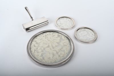 Lot comprenant un ramasse miettes Christofle, dessous de pla… - Photo 1