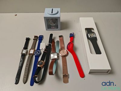 un grand nombre de montres posées sur une table