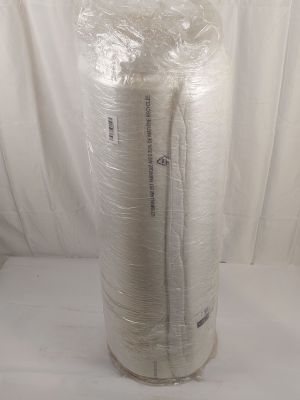 un gros rouleau de fil blanc emballé dans du plastique, posé sur une table blanche
