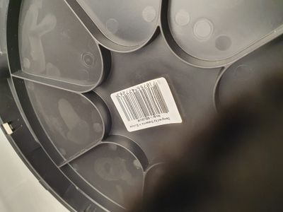 un gros plan d'un récipient en plastique sur lequel figure un code-barres