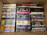 beaucoup de dvd dans une boîte sur la table