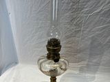 une lampe en verre posée sur une table