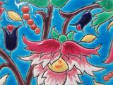 un gros plan sur un carrelage coloré orné de fleurs