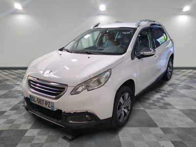la petite voiture blanche est garée dans le garage sur un sol en damier