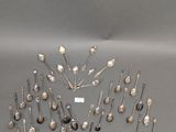 many spoons and spoon spoons arranged in a circle