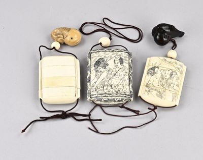quatre objets en ivoire présentés dans un coffret, ainsi que deux autres objets