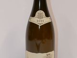 une bouteille de vin posée sur une table