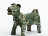 une image représentant une petite statue de chien sur fond blanc